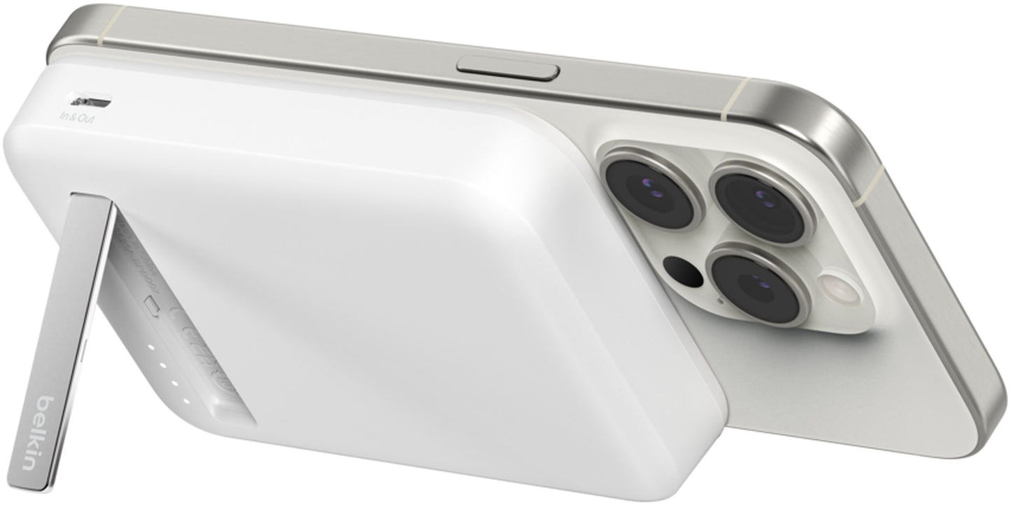 Belkin BoostCharge Pro langaton ulkoinen akku jalustalla, 8000mAh, 15W, FQI, 1 x QI - 1 x USB-C, Valkoinen BPD007btWH
