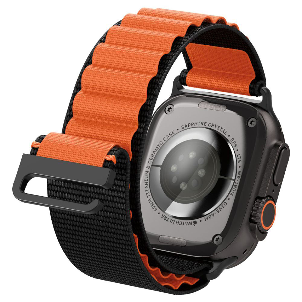 Spigen WBF1 -ranneke Apple Watch 49mm / 46mm / 45mm / 44mm -sarjalle, Musta Oranssi AMP10145