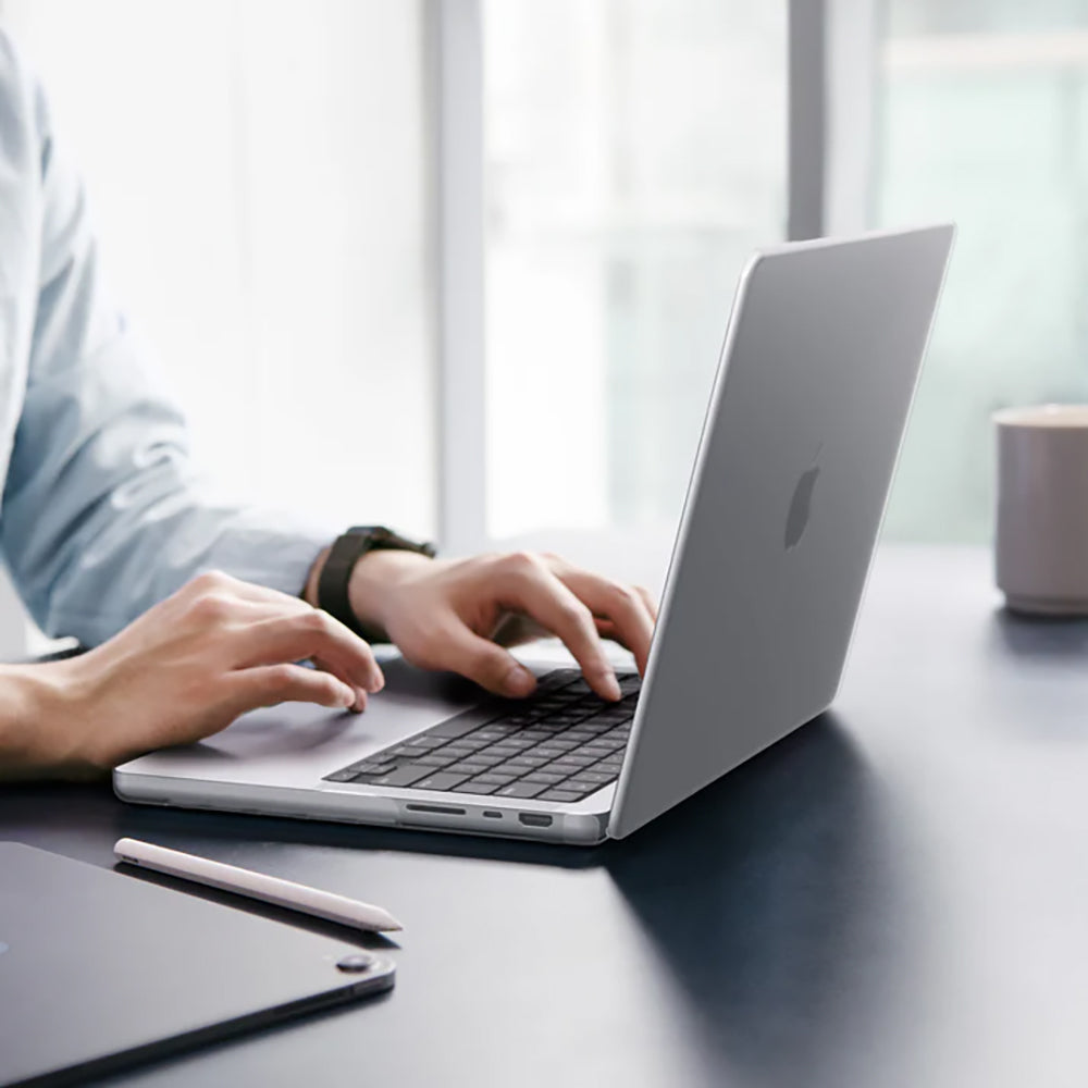 Spigen Airskin -kotelo Apple MacBook Pro 16 tuumaa (2026) / (2024) / (2023) / (2021), läpikuultava satiini ACS11526