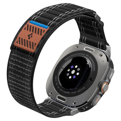 Spigen WBF0 -ranneke Samsung Galaxy Watch Ultra -kelloon, Musta AMP10146