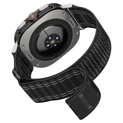 Spigen WBF0 -ranneke Samsung Galaxy Watch Ultra -kelloon, Musta AMP10146