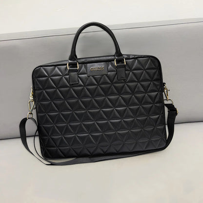 Guess Quilted -laukku 15 tuuman kannettavalle tietokoneelle, vaaleanpunainen