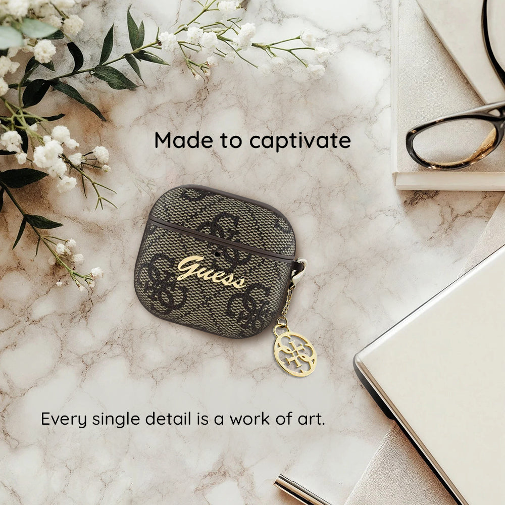 Guess 4G Charm -kotelo Apple AirPods 4:lle, Ruskea