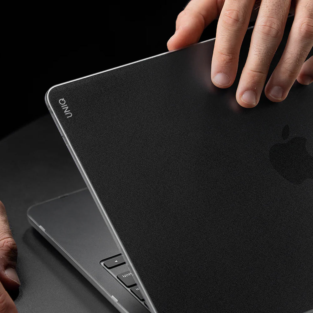 UNIQ Claro -kotelo Apple MacBook Pro 16 tuumaa (2026) / (2024) / (2023) / (2021), Harmaa Matta