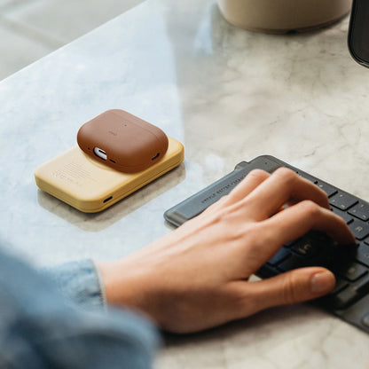 UNIQ Lyden Vex -kotelo Apple AirPods Pro 3:lle, Ruskea